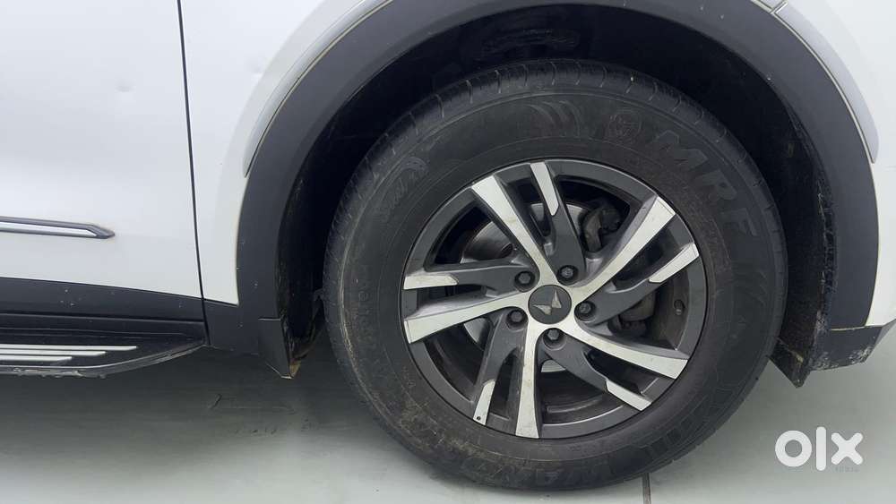 Mahindra Xuv700 2.0 Ax 5 Petrol Mt 7 Str, 2022, Petrol