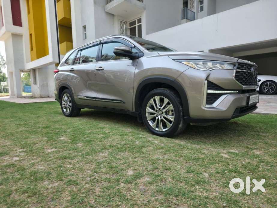 Toyota Innova Hycross 2.0 Zx (o) Hybrid 7 Str, 2023, Petrol