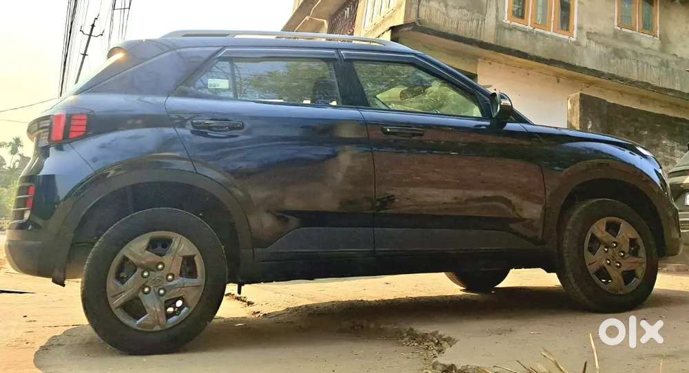 Hyundai Venue 2025 Petrol 6500 Km Driven