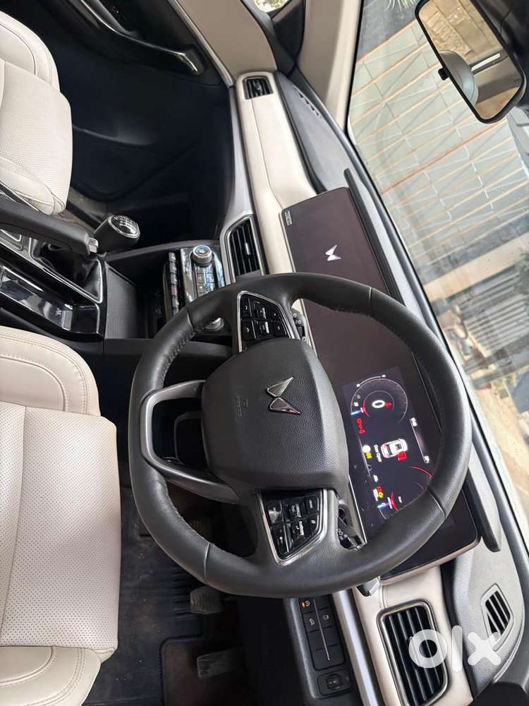 Mahindra Xuv700 2.0 Ax 7 Petrol Mt Str, 2025, Petrol