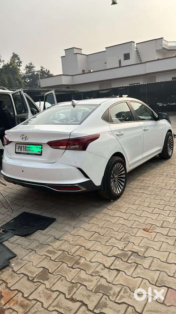 Hyundai Verna – White  Fully Loaded  Excellent Condition