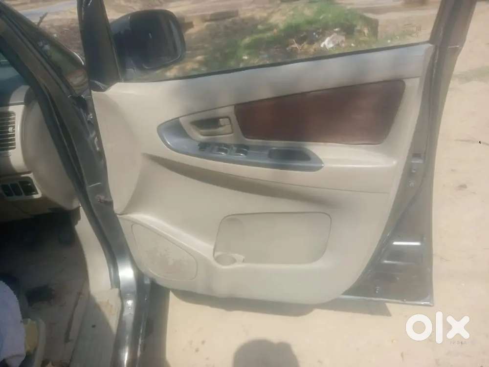 Innova Top Model 7seatr Car