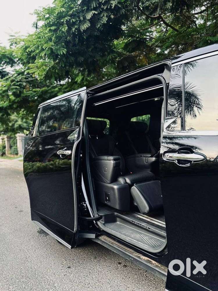 Toyota Vellfire Vip – Executive Lounge, 2025, Petrol