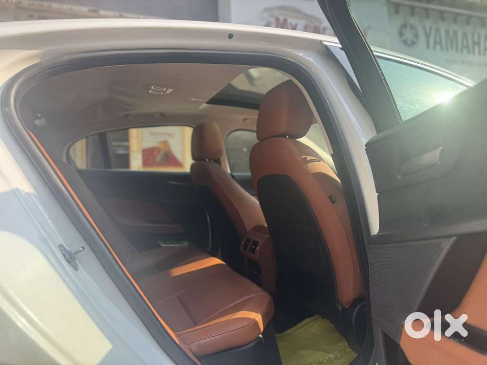 Jaguar Xe Portfolio, 2019, Petrol