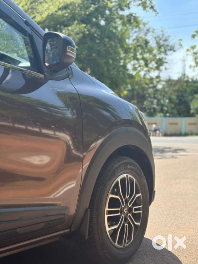 Renault Triber Rxz, 2023, Petrol
