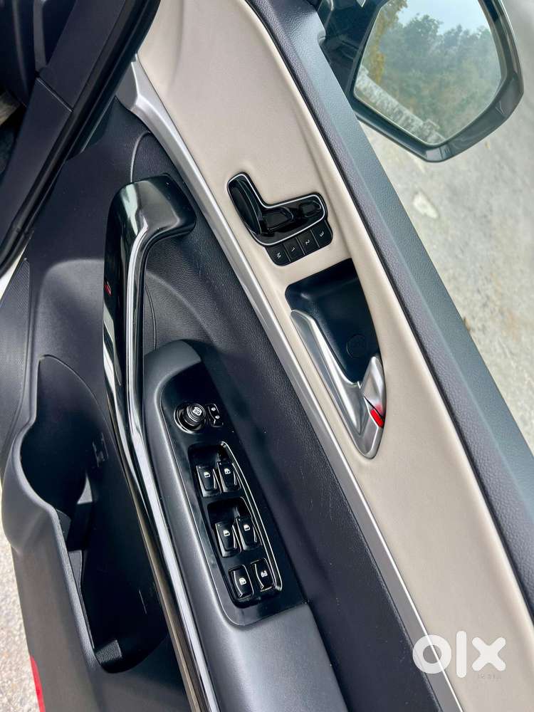 Mahindra Xuv700 2.0 Ax 7 Petrol At Luxury Pack Str, 2022, Petrol