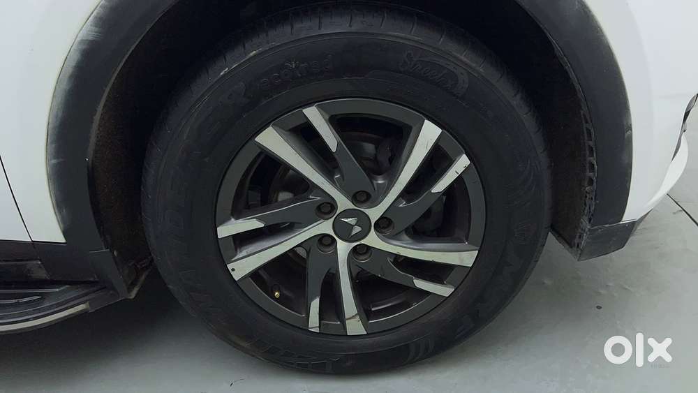 Mahindra Xuv700 2.0 Ax 5 Petrol Mt Str, 2022, Petrol