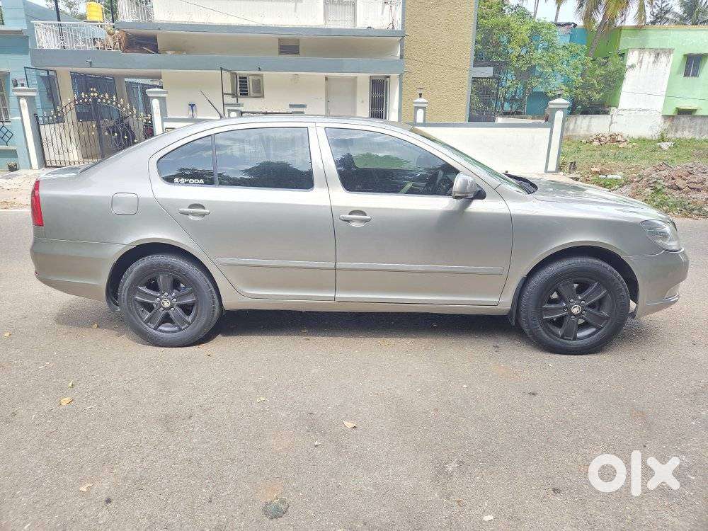 Skoda Laura Ambiente 2.0 Tdi Cr Automatic, 2010, Diesel