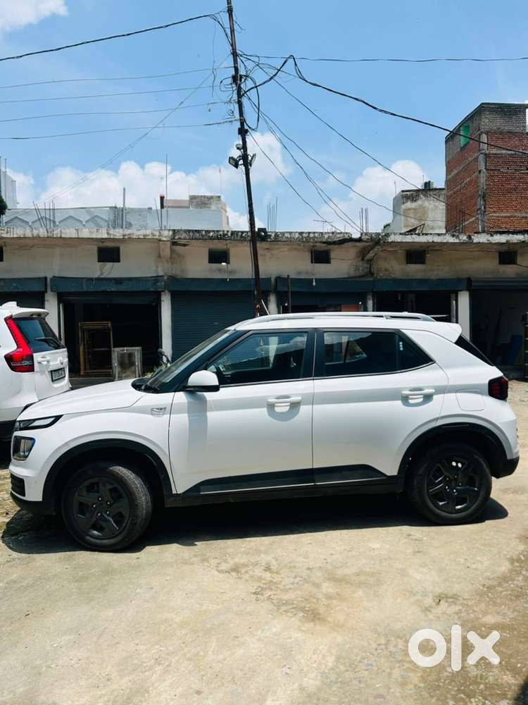 Hyundai Venue Petrol Manual 2024