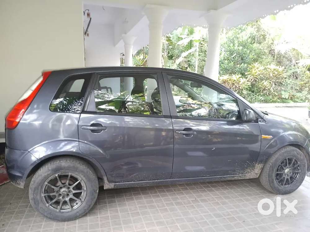 Ford Figo Titanium Blu 2012