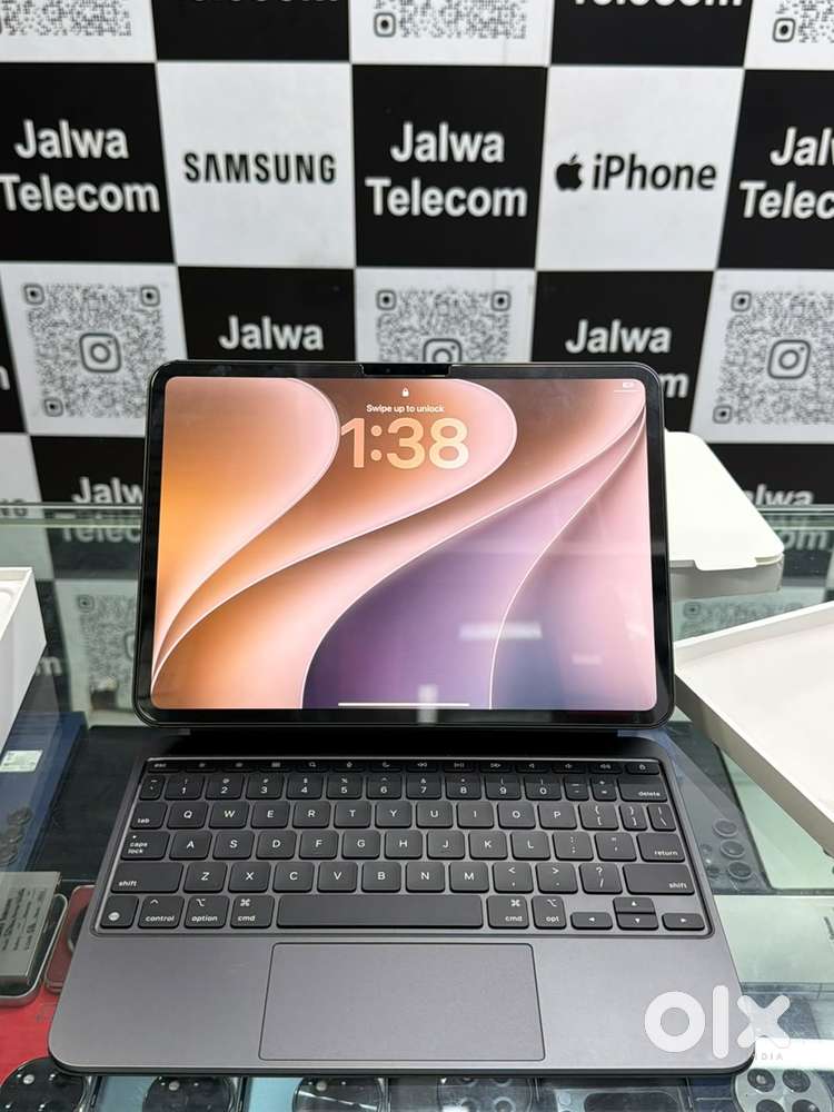APPLE IPAD PRO M4 CHIP 11 INCH WIFI WITH ORIGINAL MAGIC KEYBOARD IN EX