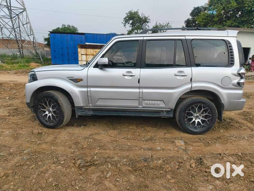 Mahindra Scorpio S10, 2016