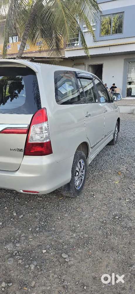 Toyota Innova Car 2.5v 7 Setar