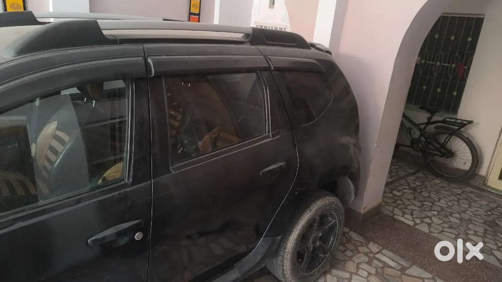 Renault Duster 2014.big Black Alloy Tire.  Dl Number