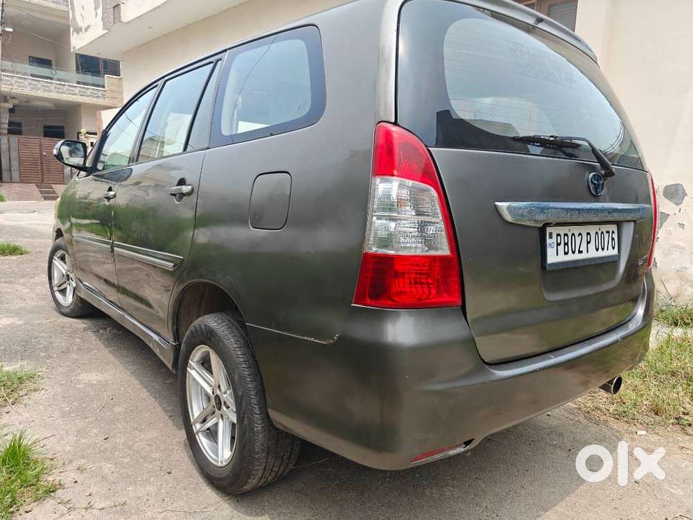 Toyota Innova Grey 2012
