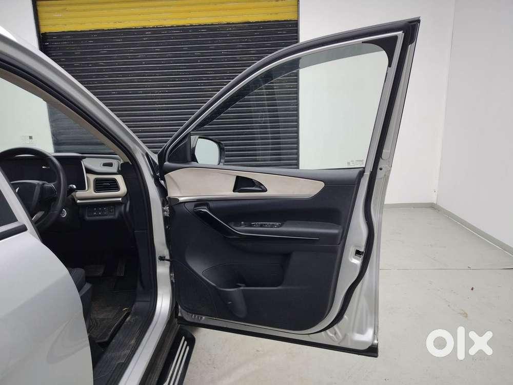 Mahindra Xuv700 2.0 Ax 5 Petrol At Str, 2022, Petrol