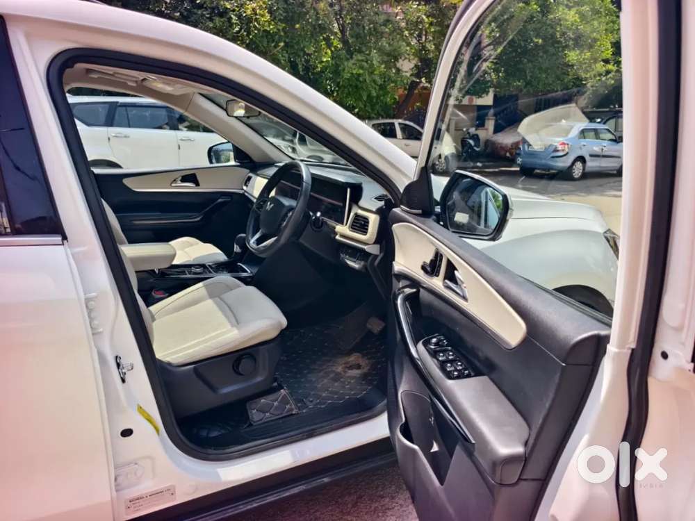 Mahindra Xuv700 2.0 Ax 7 Petrol At Luxury Pack Str, 2024, Petrol