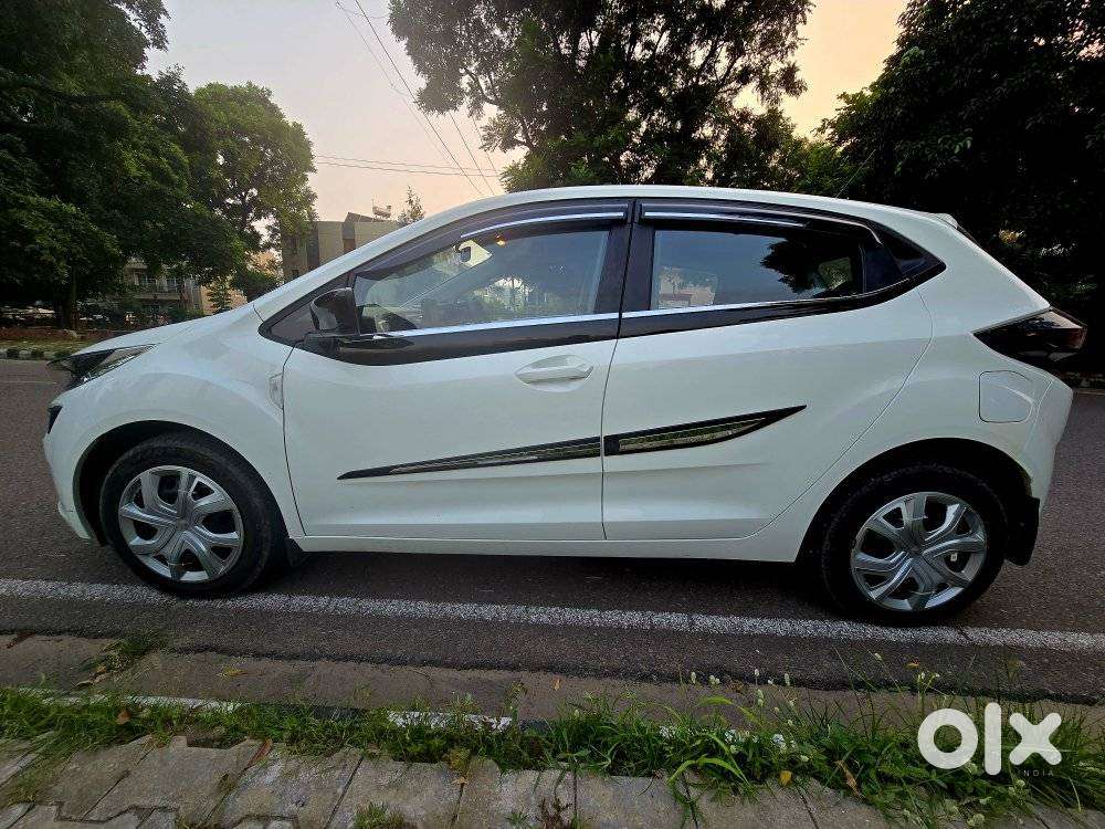 Tata Altroz 1.2 Xm Plus, 2025, Petrol