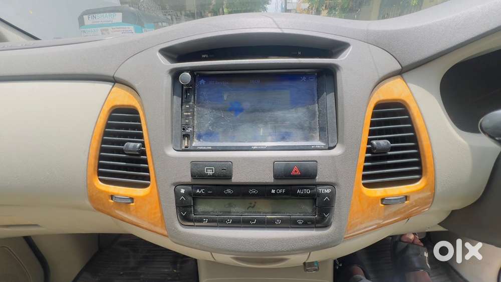 Toyota Innova Diesel 2011 2.5 V Bucket Seats