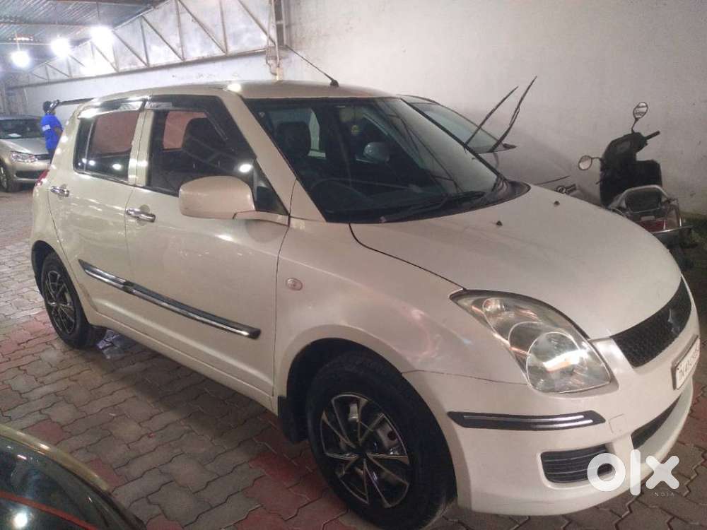 Maruti Suzuki Swift Lxi Bsiv, 2010, Petrol