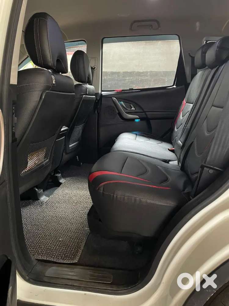 Mahindra Xuv500 W7 Pearl White  49000 Km Driven