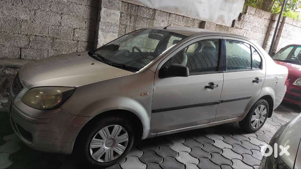 Power Steering, Power Window, Center Lock
