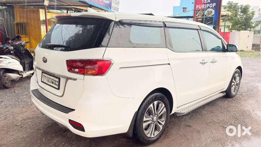 Showroom-condition Kia Carnival Premium (7-str)  Just 24,000 Km Run