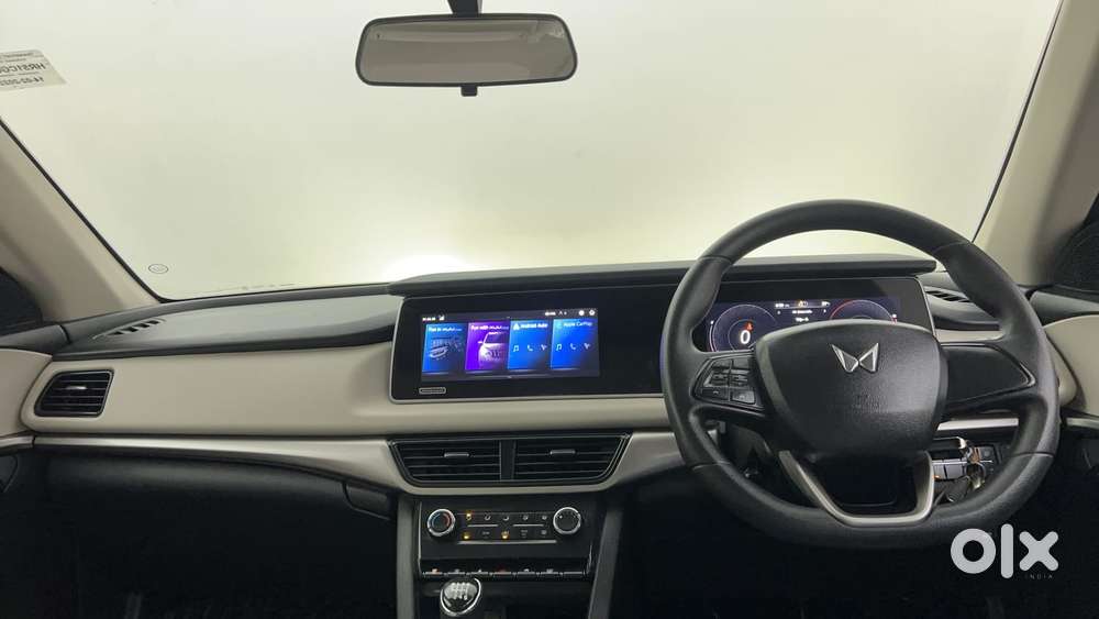 Mahindra Xuv700 2.0 Ax 5 Petrol Mt 7 Str, 2022, Petrol