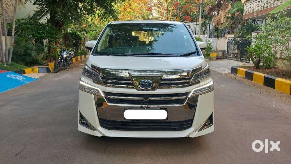 Toyota Vellfire 2.5 Executive Lounge, 2023, Cng & Hybrids