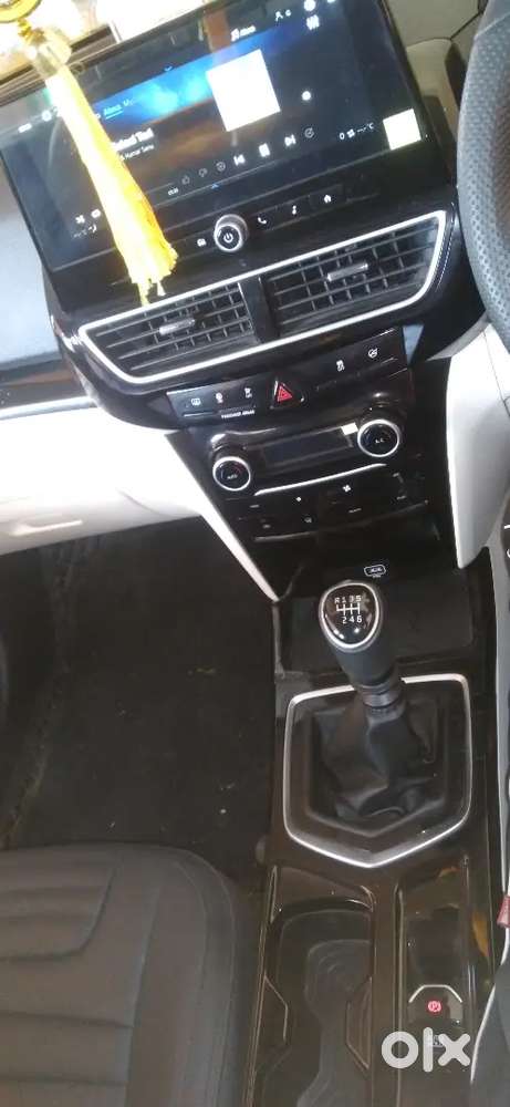 Mahindra Xuv 3xo Ax5l Tgdi Petrol Mt Top Model Fully-featured Loaded