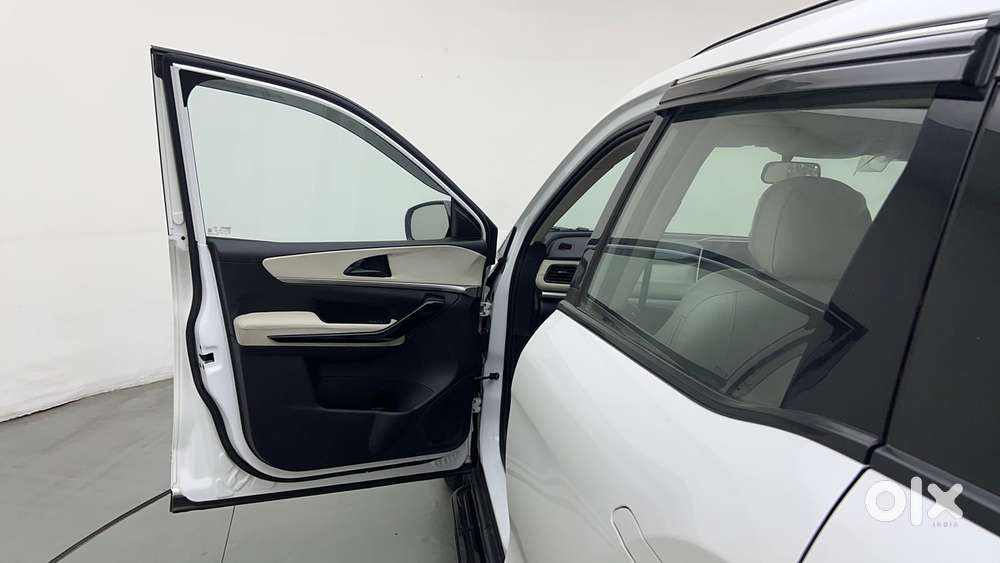 Mahindra Xuv700 2.0 Ax 5 Petrol Mt Str, 2022, Petrol