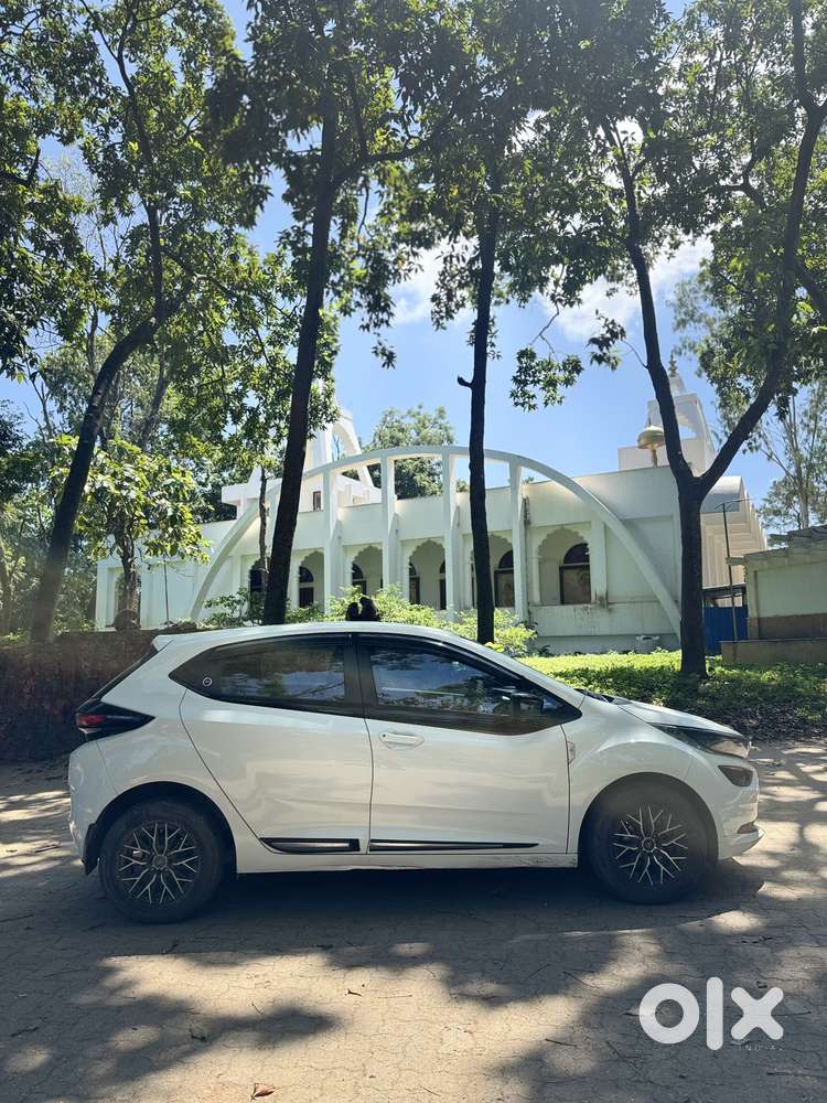 Tata Altroz 1.2 Xe, 2025, Petrol
