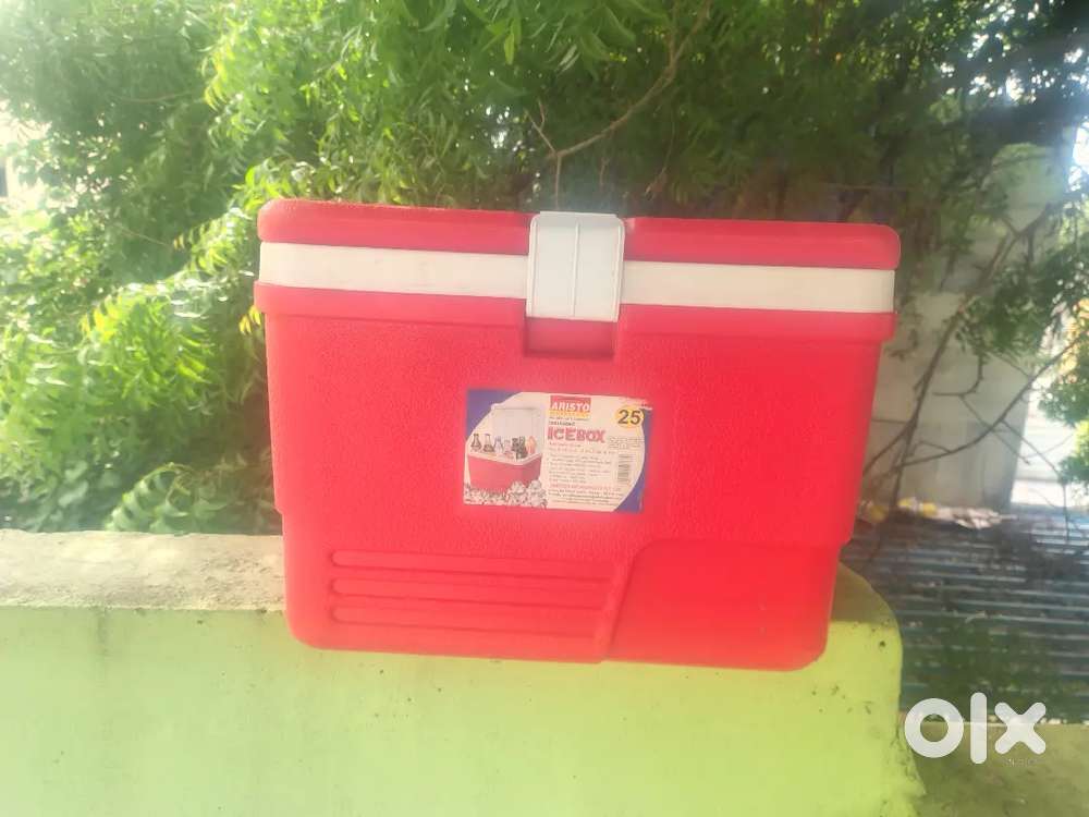 Insulated ice/cooler box. 25 litre
