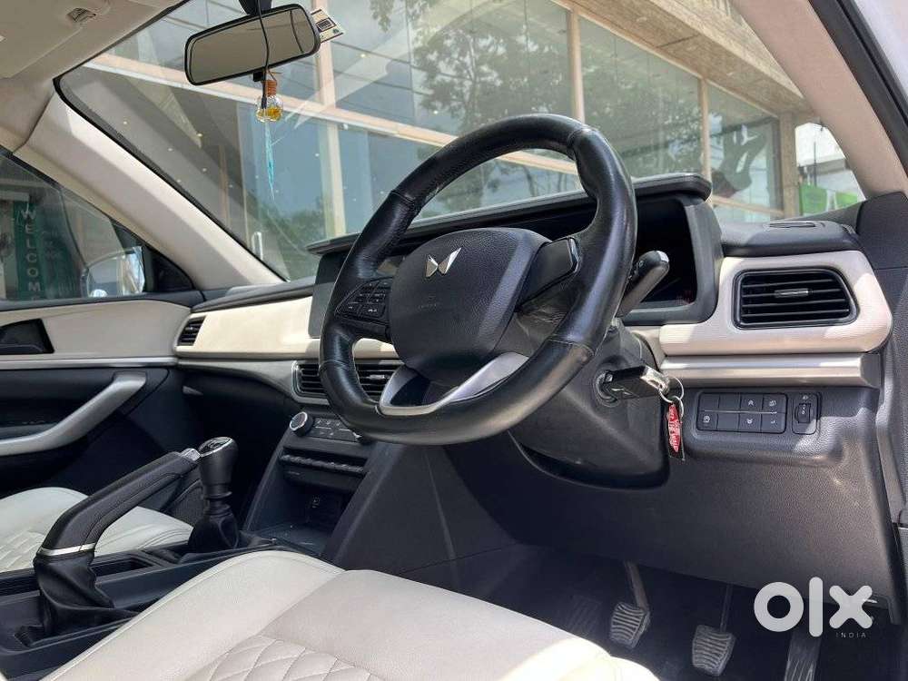 Mahindra Xuv700 2.0 Mx Petrol Mt 5 Str, 2022, Petrol