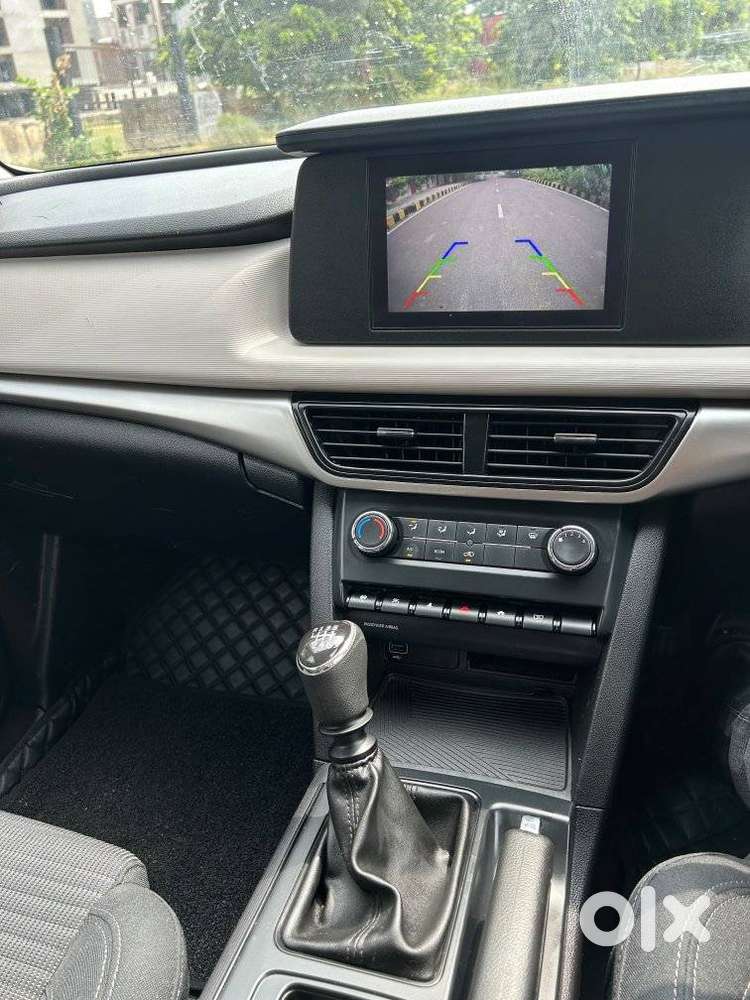 Mahindra Xuv700 2.0 Mx Petrol Mt 5 Str, 2023, Petrol
