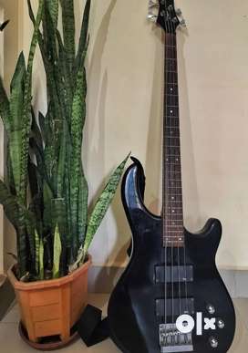 Bass guitar for on sale sale olx