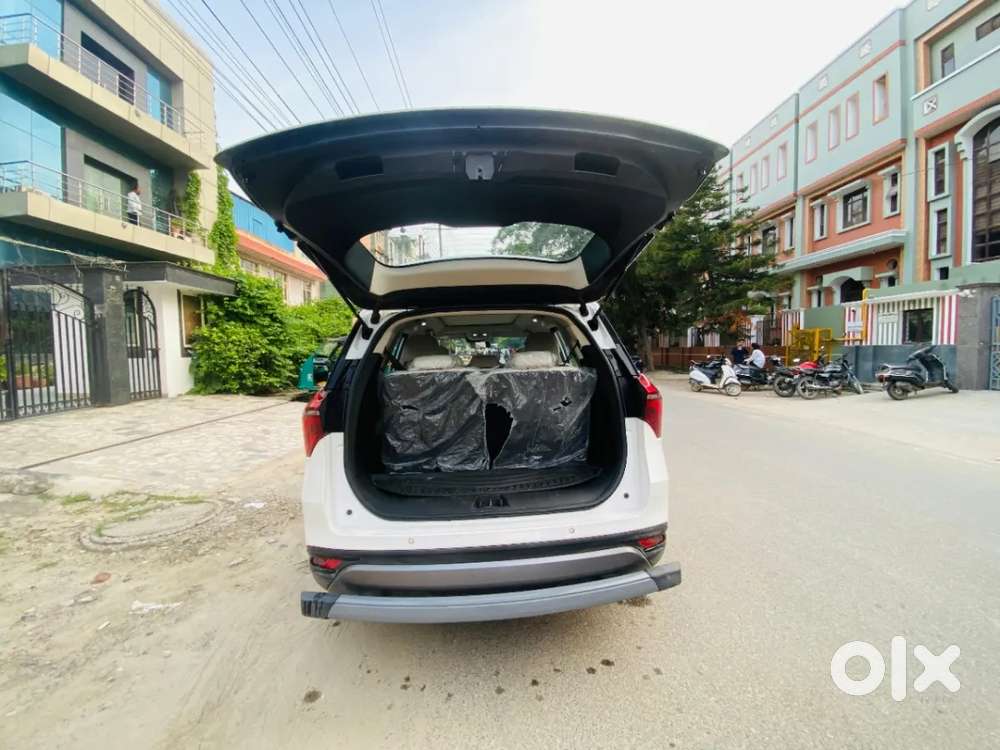 Mahindra Xuv700 Ax7 Luxury Pack Awd, 2025, Petrol