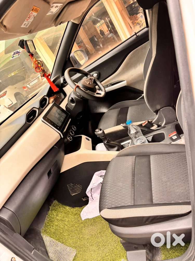 Nissan Magnite 1.0 Xv Premium, 2025, Petrol