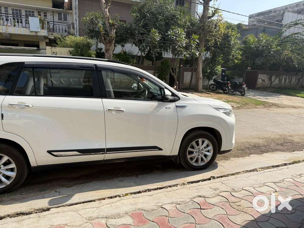 Toyota Innova Hycross 2025