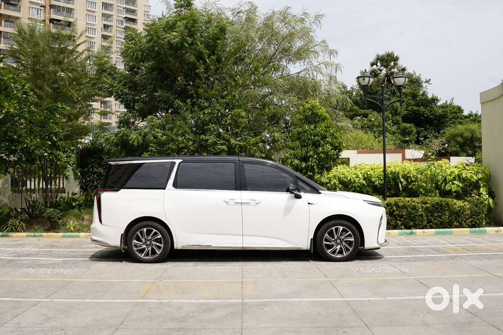 Mg M9 Electric Limo 2025