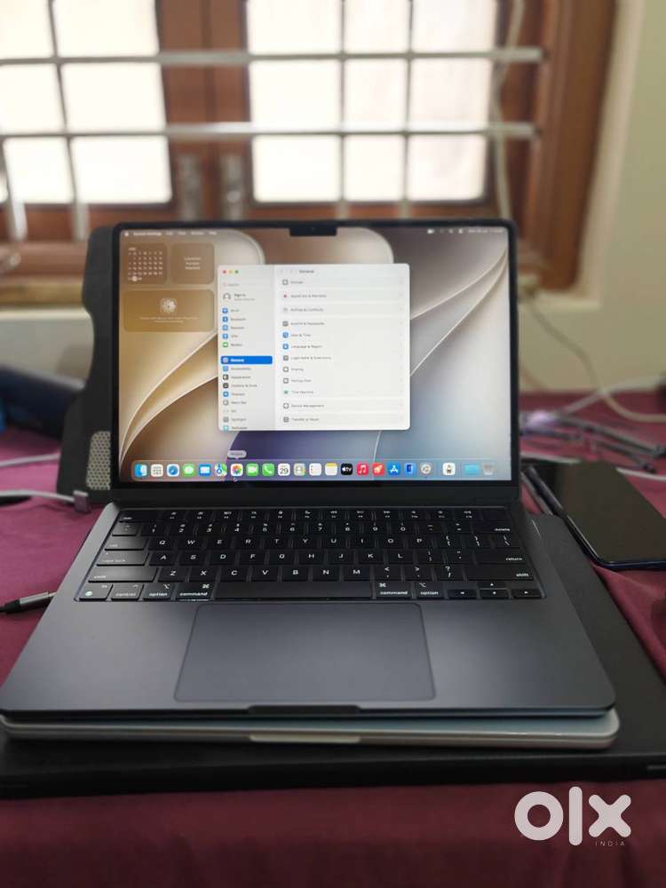 Apple MacBook Air M3 8GB 256GB Like New 0 Scratch Excellent