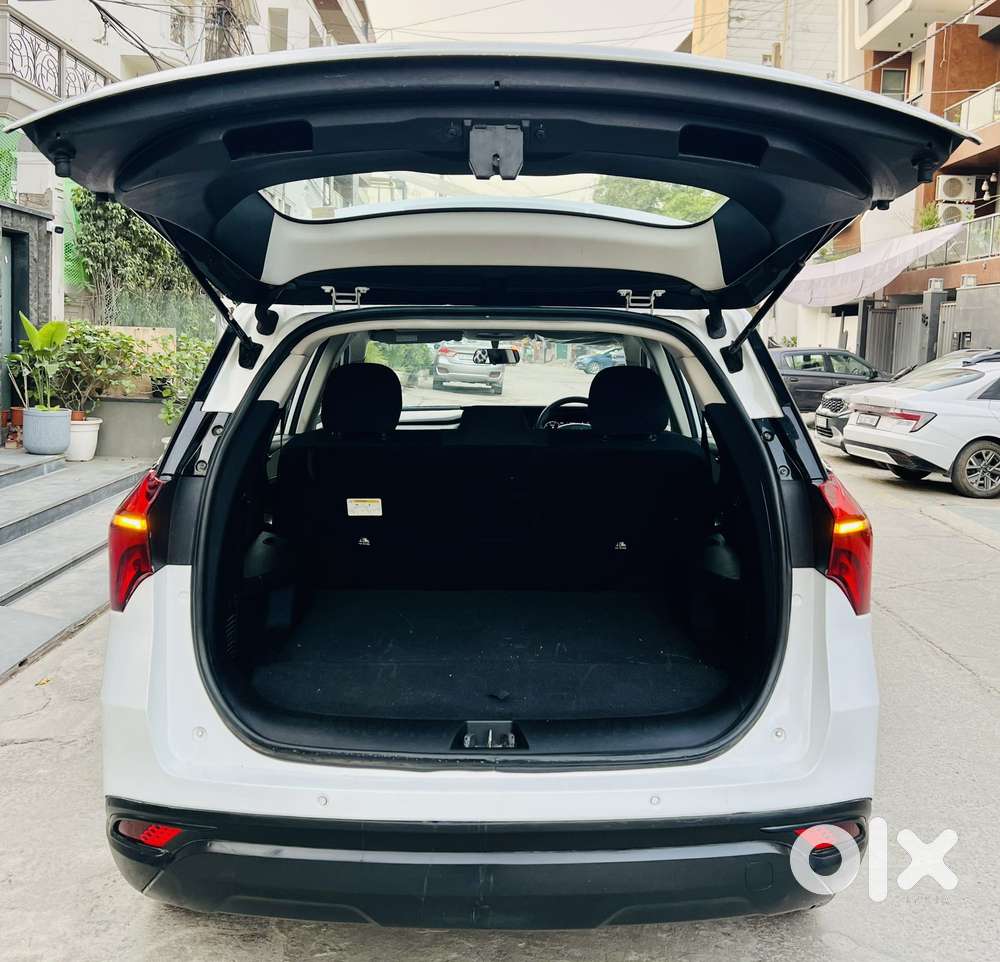 Mahindra Xuv700 2.0 Mx Petrol Mt 5 Str, 2023, Petrol