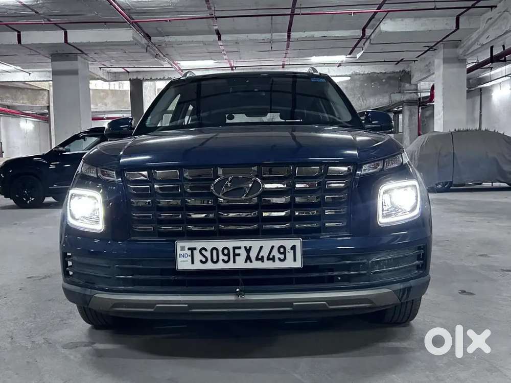 Hyundai Venue Sx 2022 Mt, 27400 Kms Done