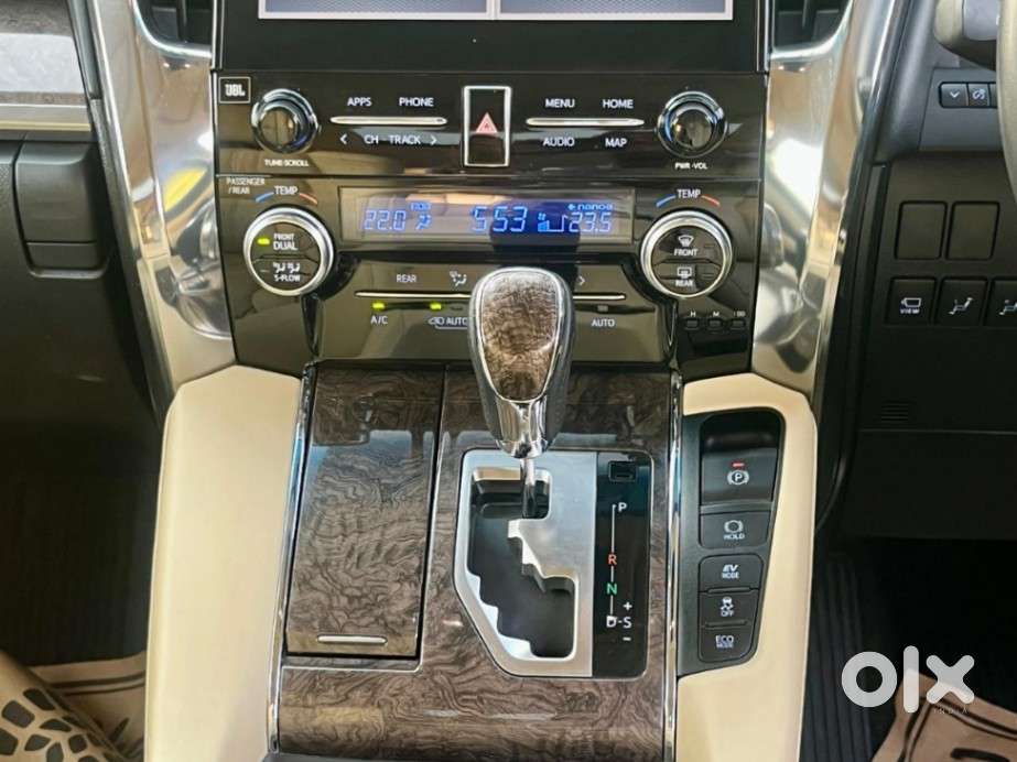 Toyota Vellfire 2.5 Executive Lounge, 2022, Petrol