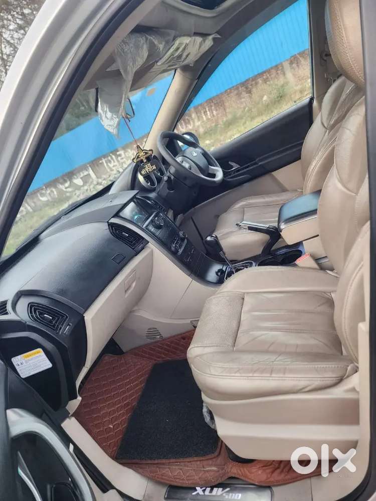 Mahindra Xuv W10 Automatic 
Sunroof 
Electronic Seats 
Ac