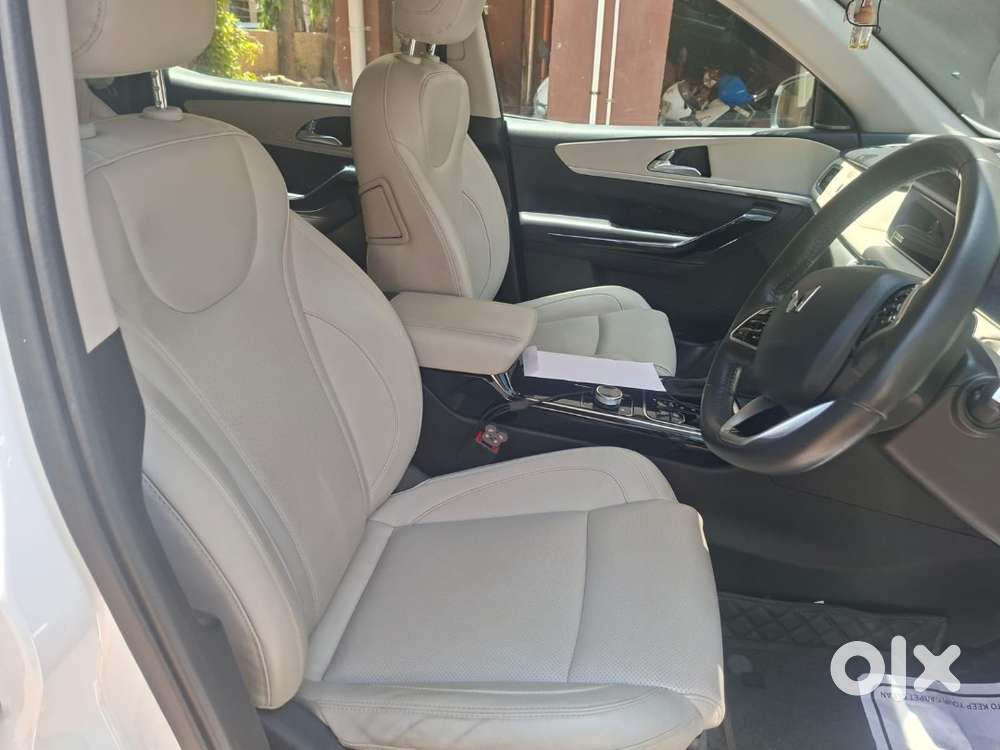 Mahindra Xuv700 Ax7 L Petrol At 7-seater  Top Variant  Excellent Con