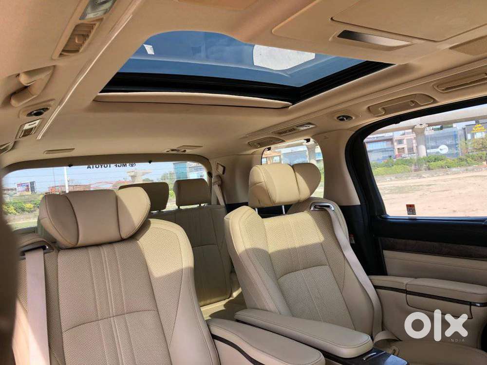 Toyota Vellfire 2.5 Executive Lounge, 2023, Cng & Hybrids