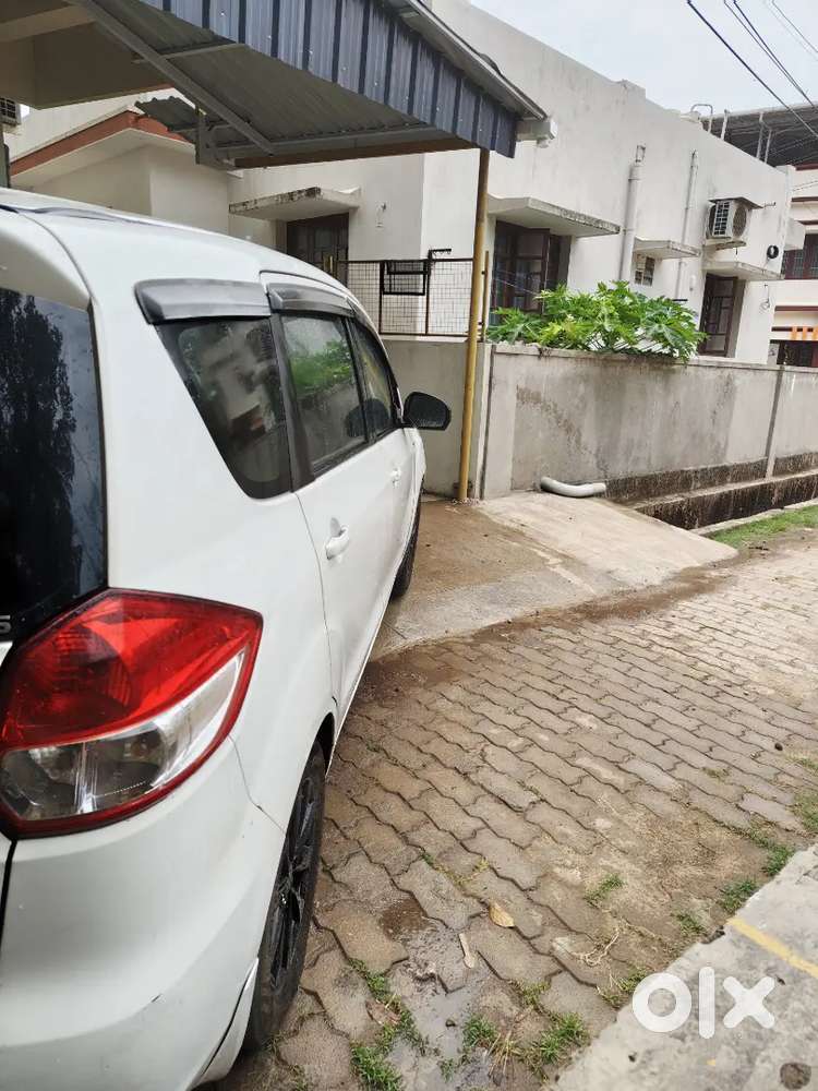 Maruti Suzuki Ertiga 2012 Diesel 140000 Km Driven Urgent Sale