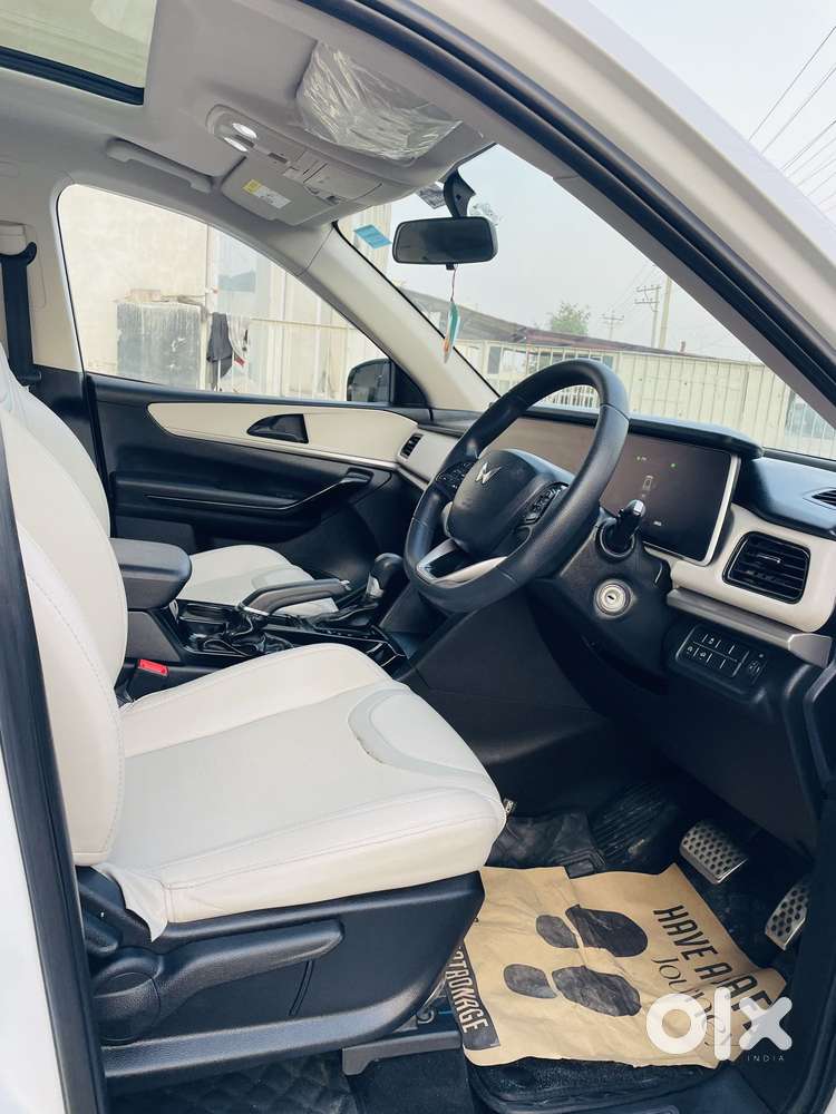 Mahindra Xuv700 2.0 Ax 5 Petrol At Str, 2024, Petrol