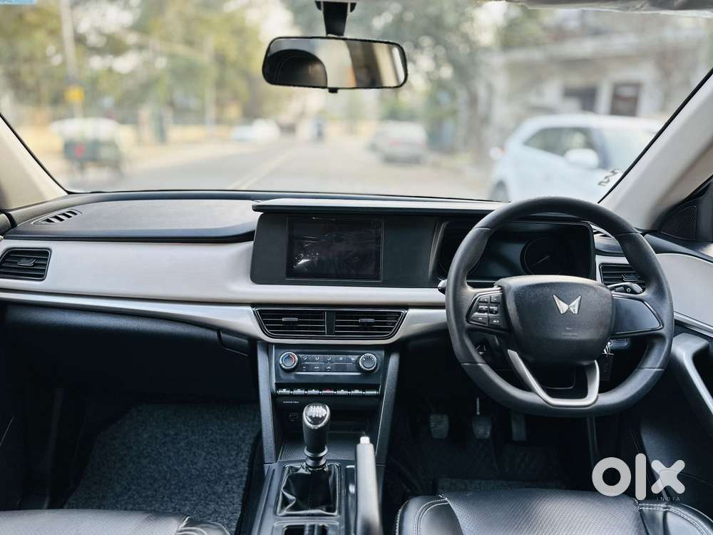 Mahindra Xuv700 2.0 Mx Petrol Mt 5 Str, 2023, Petrol